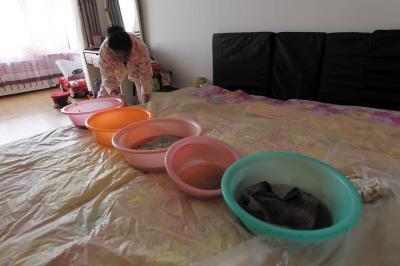 开江楼上漏水，住户失联，小区没物管，业主维权难！律师来支招……